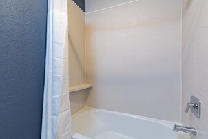 Bañera con ducha, artículos de tocador gratuitos, secador de pelo
