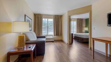 Meja kerja, tirai kedap cahaya, setrika/meja setrika, dan Wi-Fi gratis