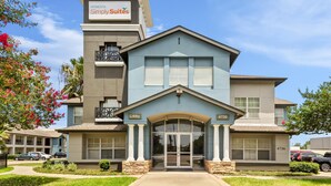 A hotel with a modern design, featuring a prominent entrance with a glass door and a sign indicating it is a Sonesta Simply Suites hotel. - Sonesta Simply Suites Stafford (Stafford)