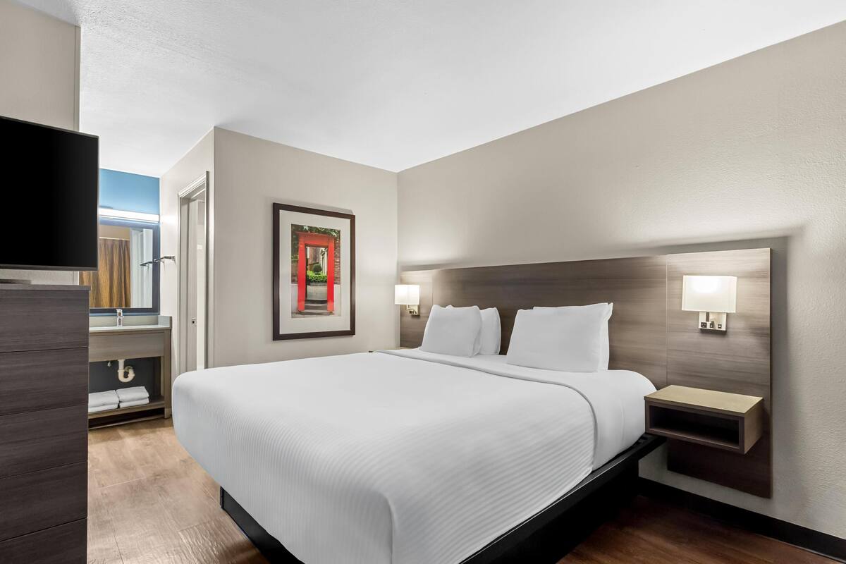 Desk, iron/ironing board, free WiFi, bed sheets