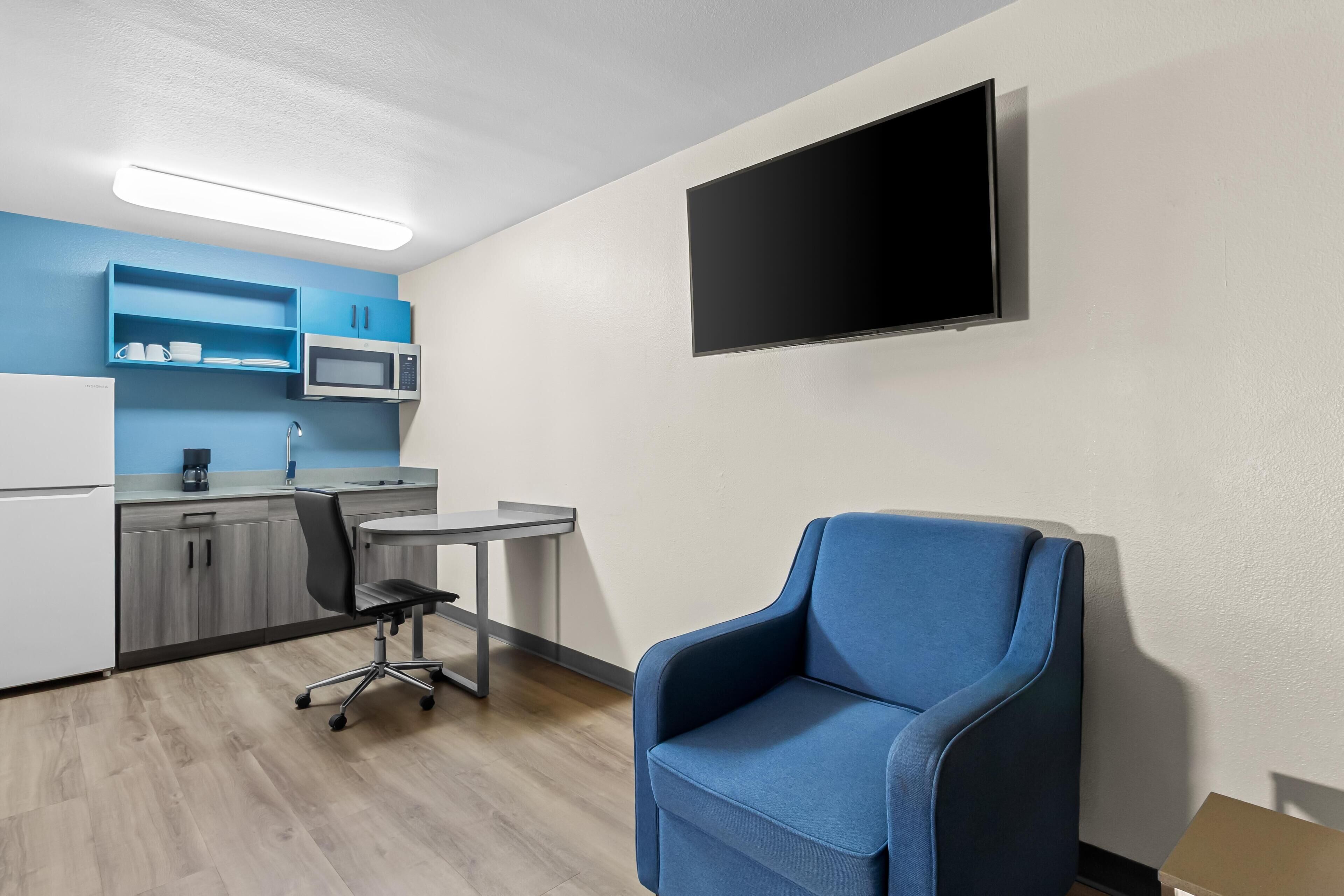 Deluxe Suite, 2 Double Beds, Non Smoking | Desk, iron/ironing board, WiFi (free), bed sheets