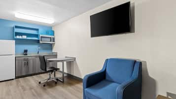 Deluxe Suite, 2 Double Beds, Non Smoking | Desk, iron/ironing board, WiFi (free), bed sheets