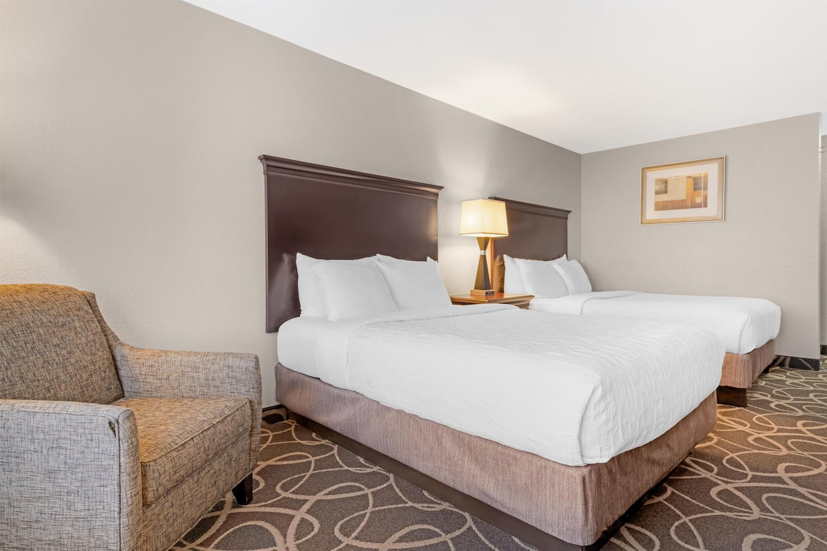 Habitació estàndard, 2 llits de matrimoni, accessible, no fumadors (Bathtub) | Caixa forta a l'habitació i planxa i posts de planxar