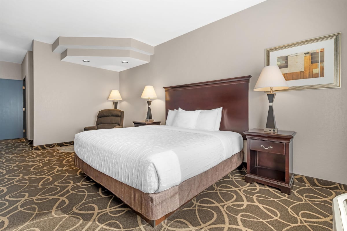 Habitació estàndard, 1 llit de matrimoni gran, accessible, no fumadors | Caixa forta a l'habitació i planxa i posts de planxar