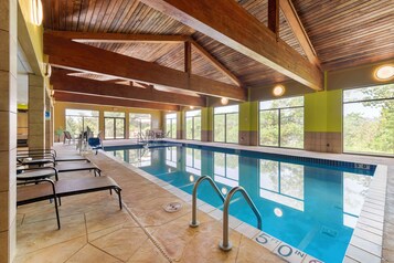 Indoor pool, sun loungers