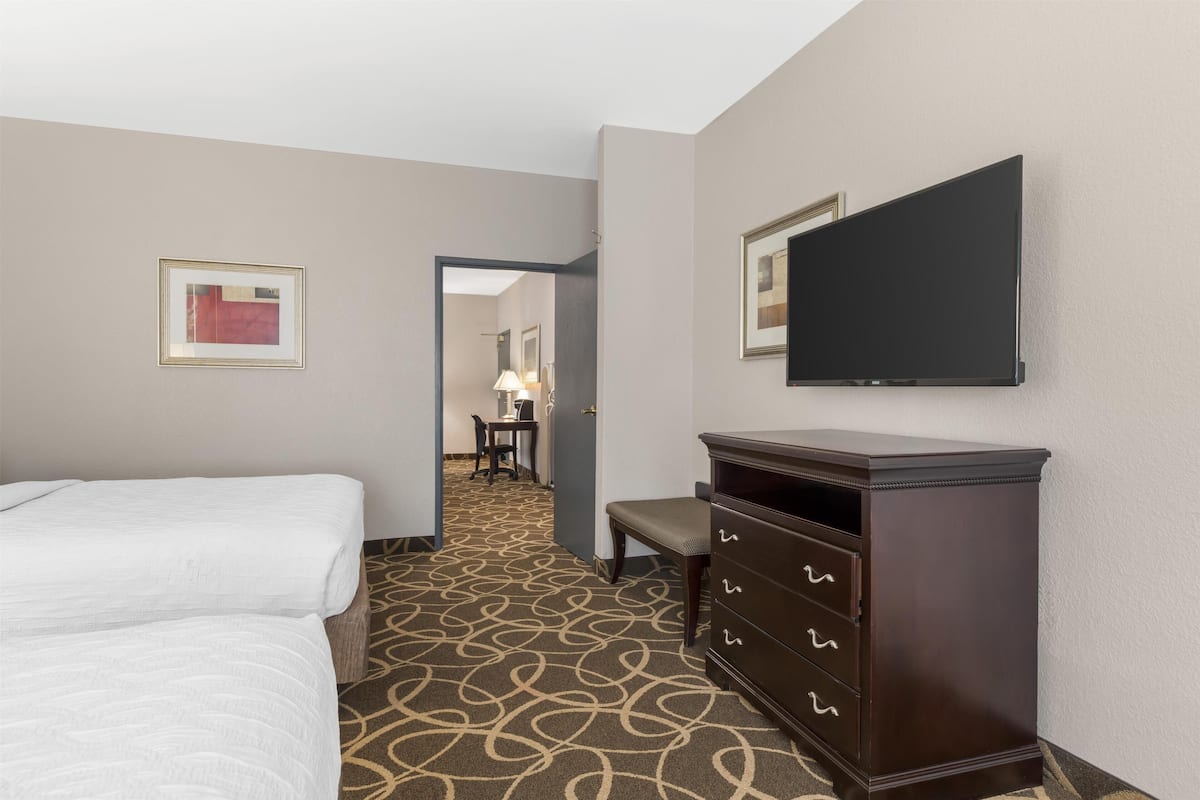 Suite, diversos llits, accessible, no fumadors (Bathtub) | Caixa forta a l'habitació i planxa i posts de planxar