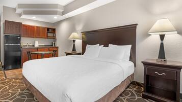 Habitación estándar, 1 cama King size, para no fumadores, cocineta | Caja de seguridad en la habitación y tabla de planchar con plancha