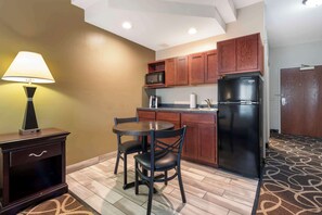Standard Room, 1 King Bed, Non Smoking, Kitchenette | In-room safe, iron/ironing board, free cots/infant beds, rollaway beds