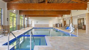 Alberca techada y camastros