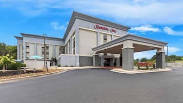 Experience the Hampton Inn's sleek, modern design, featuring a flat roof and inviting entrance canopy.
