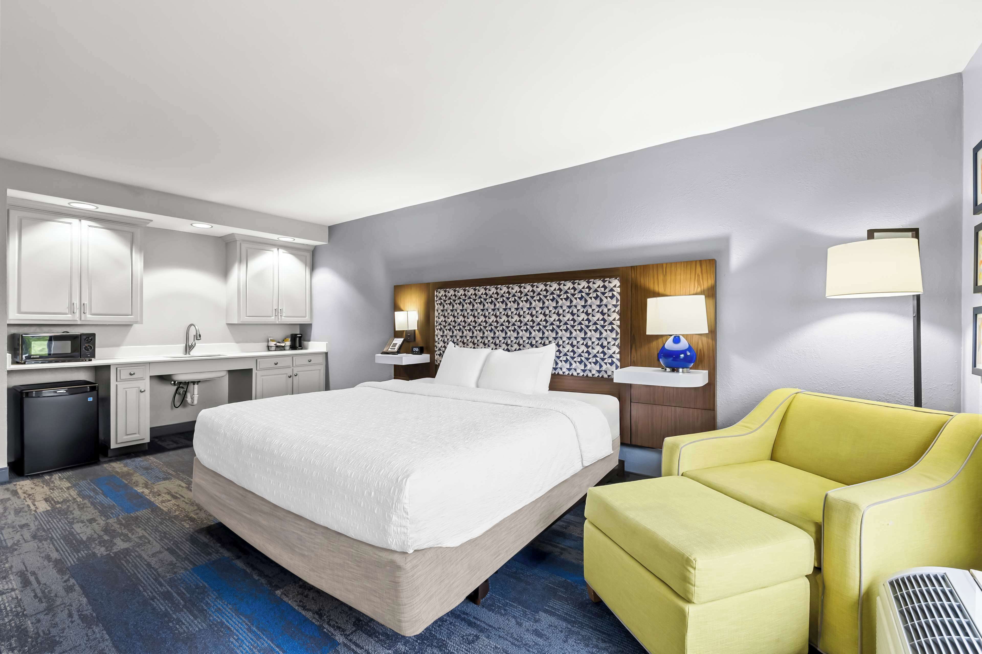 deluxe room, 1 king bed, non smoking | minibar