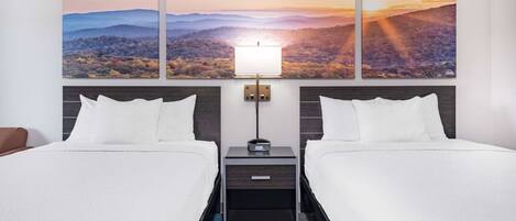 Skrivebord, blendingsgardiner og strykejern/-brett