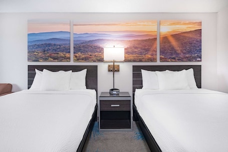 Escritorio, cortinas opacas, tabla de planchar con plancha. Days Inn by Wyndham Hamilton