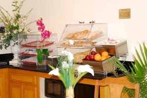 فطور أوروبي مجانًا يوميًا