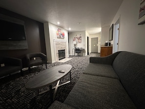 Suite, 1 King-Bett, Nichtraucher (with Sofabed) | 1 Schlafzimmer, Bügeleisen/Bügelbrett, Zustellbetten, Bettwäsche