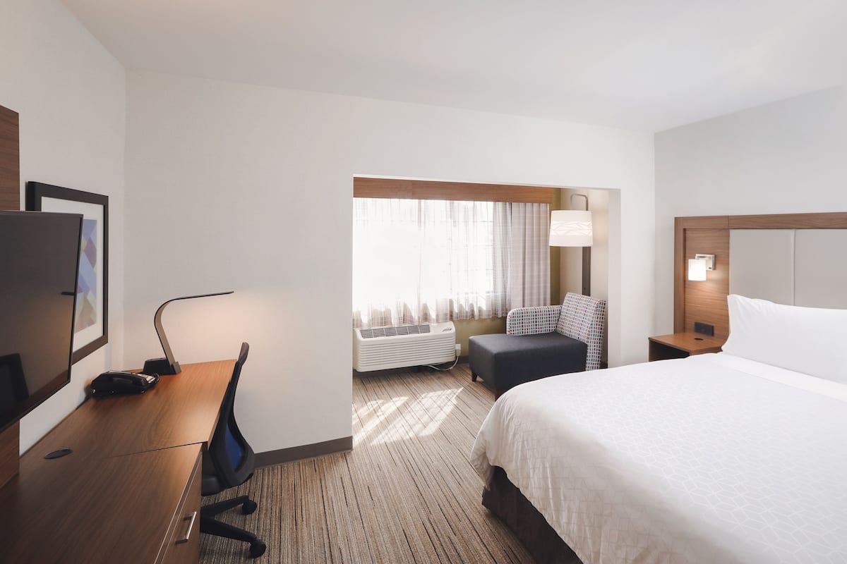 Hypo-allergenic bedding, in-room safe, desk, blackout drapes