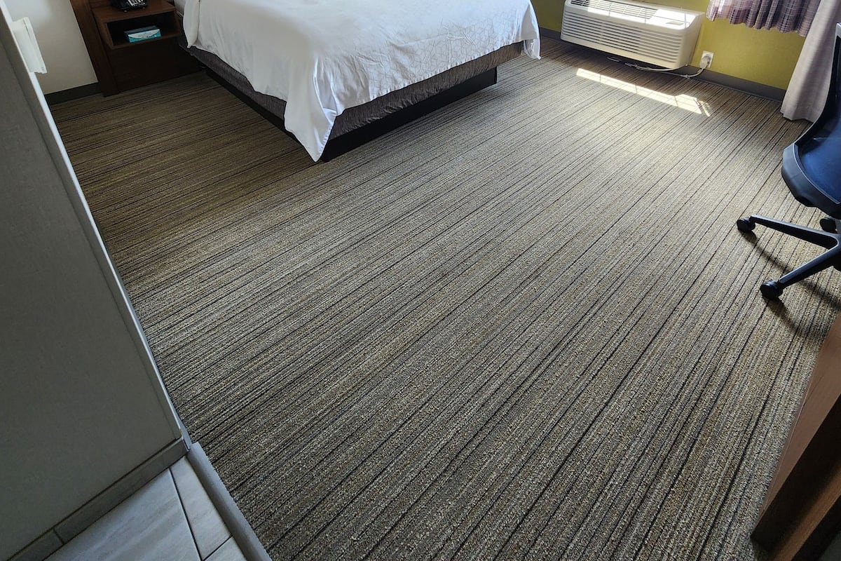 Roupas de cama antialérgicas, cofres nos quartos, escrivaninha