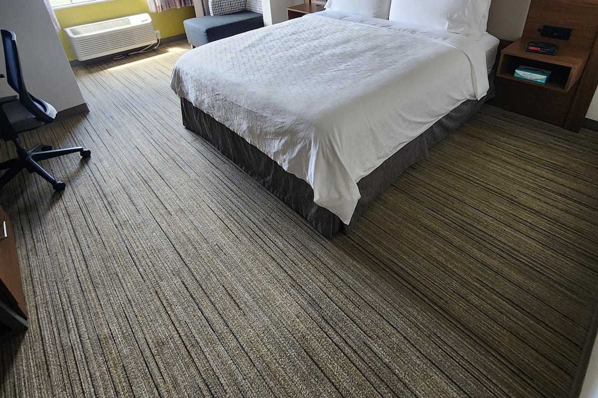 Quarto standard, 1 cama King, acessível (Mobility, Roll in Shower) | Roupas de cama antialérgicas, cofres nos quartos, escrivaninha