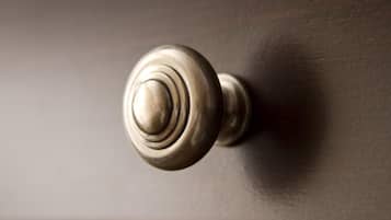 Primer plano de un pomo de madera en una puerta.