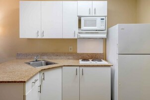 Refrigerador, microondas, placa de cocina, cafetera/tetera