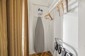 Cortinas blackout y tabla de planchar con plancha 