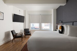 Deluxe Room, 1 Queen Bed | Escrivaninha, espaço de trabalho para notebook