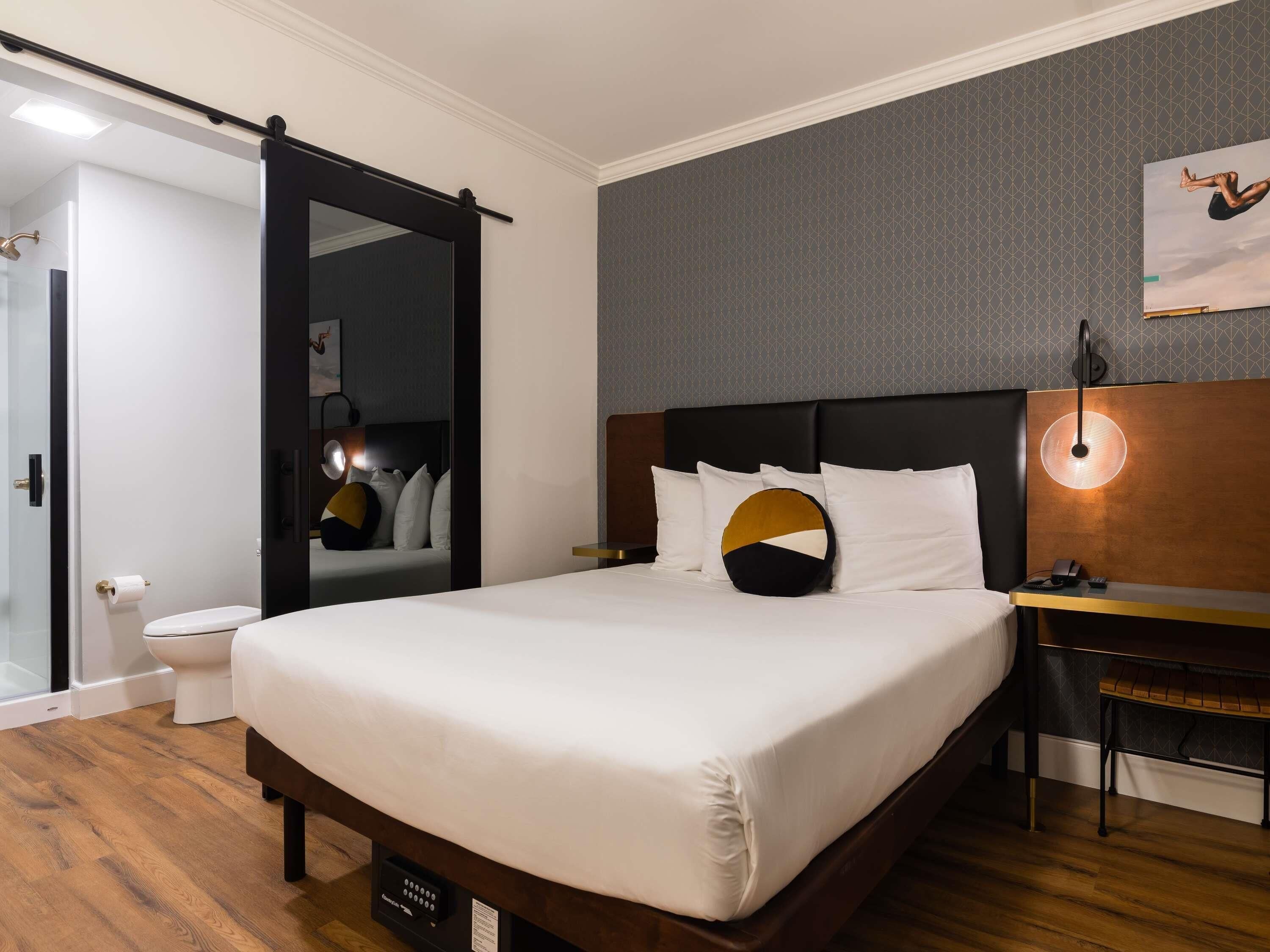 Habitación clásica, 1 cama Queen size | Escritorio y espacio para trabajar con laptop 