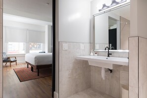 Deluxe Room, 1 Queen Bed | Bagno | Doccia, set di cortesia gratuito, asciugacapelli, asciugamani