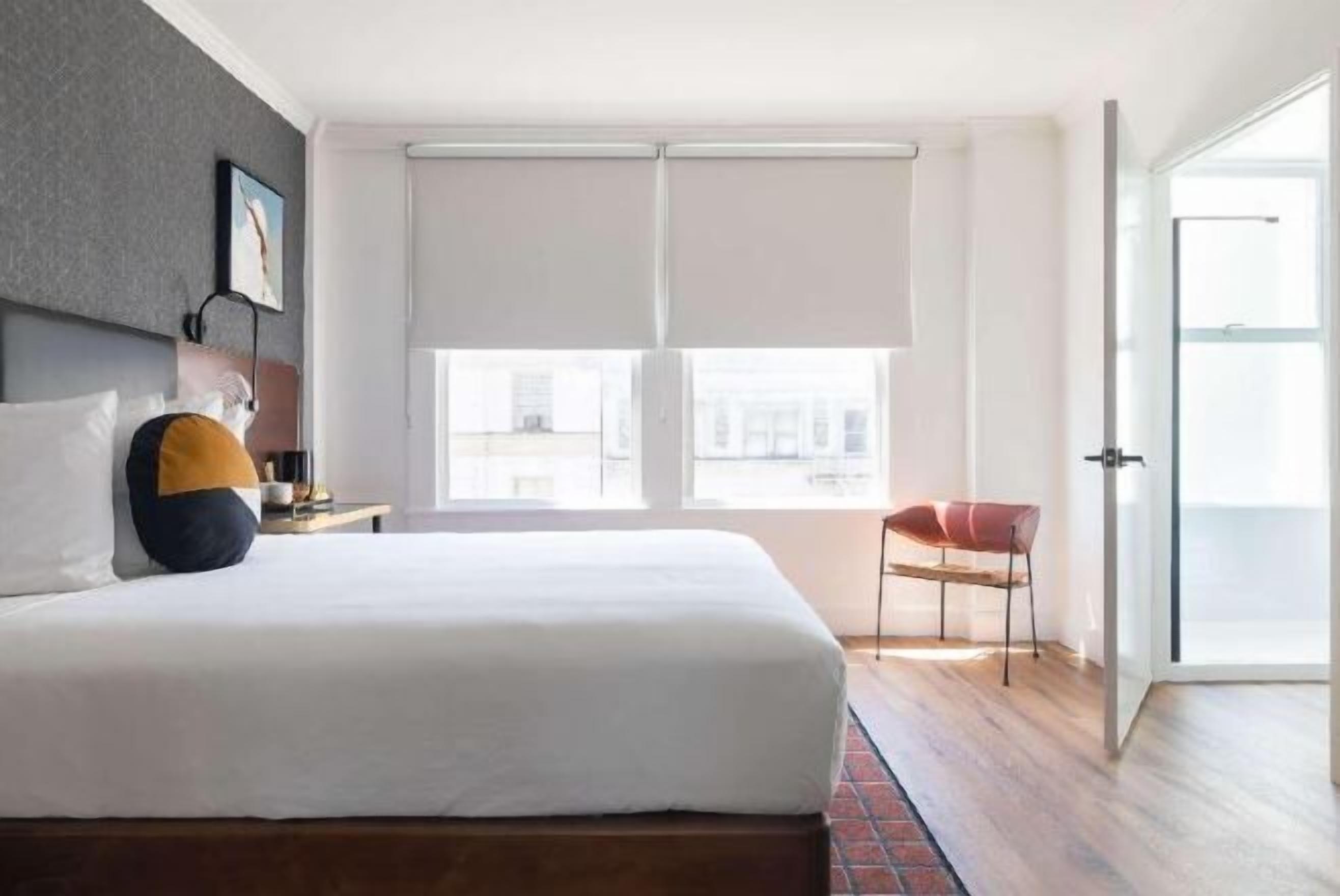 Desk, laptop workspace, iron/ironing board, free WiFi