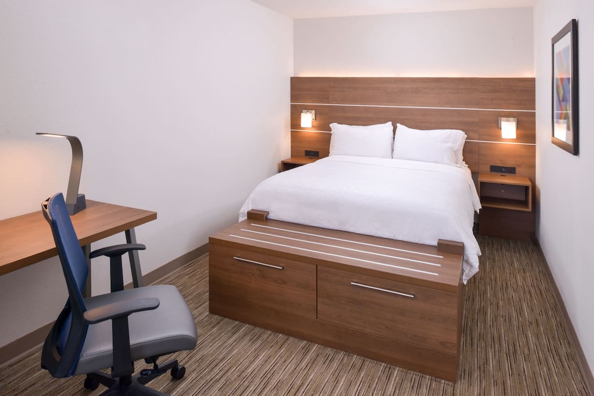 Suite, 2 Bedrooms | Peralatan tempat tidur premium, tilam berlapik, peti besi dalam bilik 