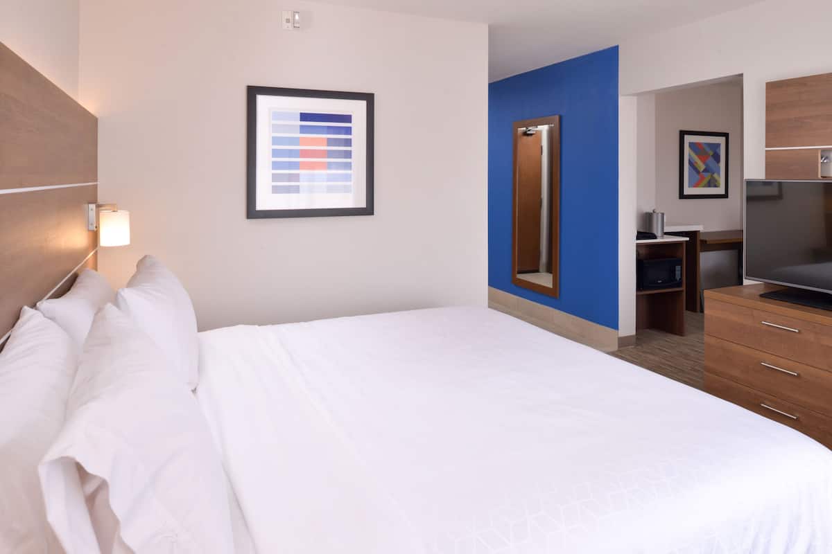 Standard Room, 1 Katil Raja (King) | Peralatan tempat tidur premium, tilam berlapik, peti besi dalam bilik 