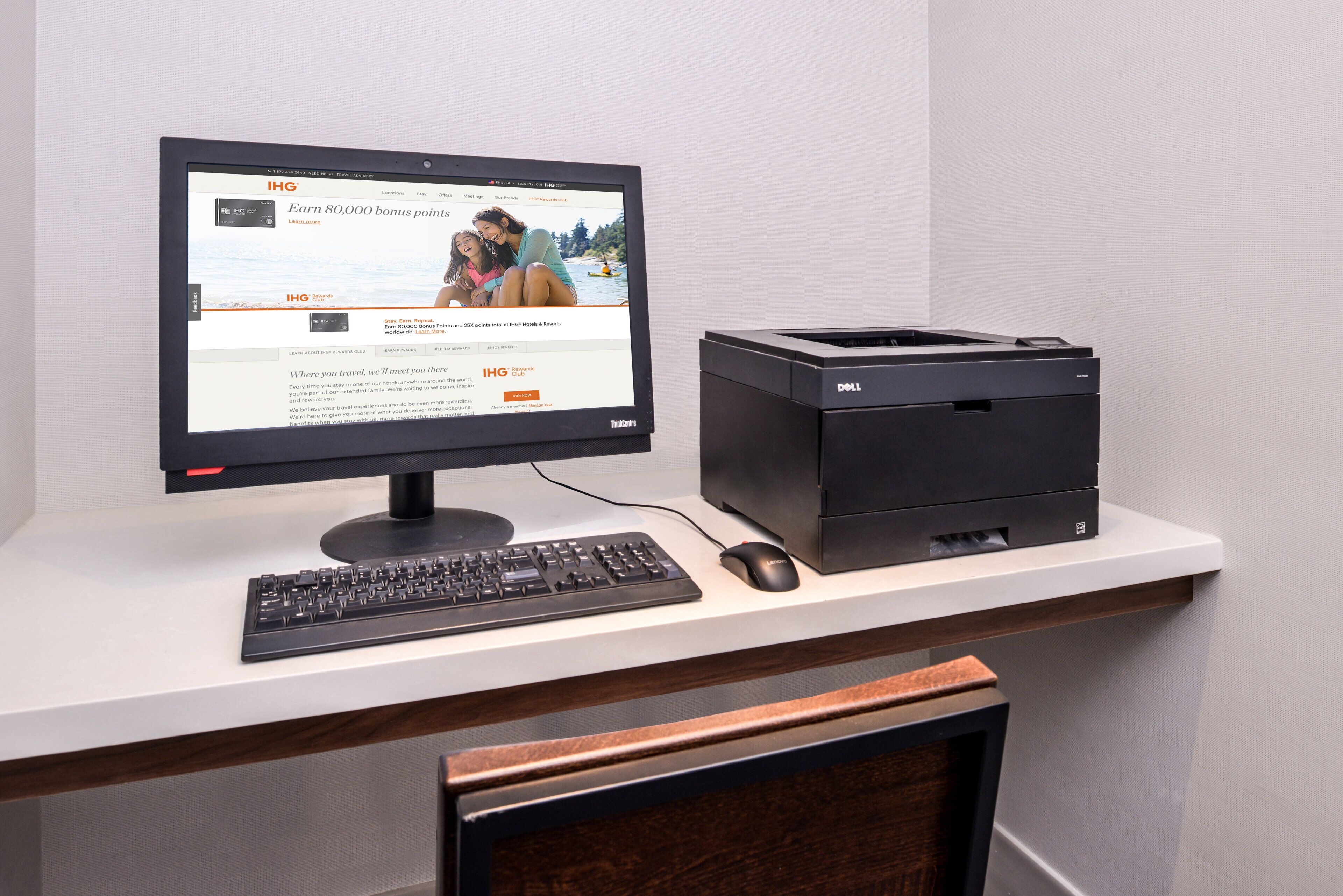 Una computadora de escritorio con monitor, teclado y ratón sobre un escritorio blanco.