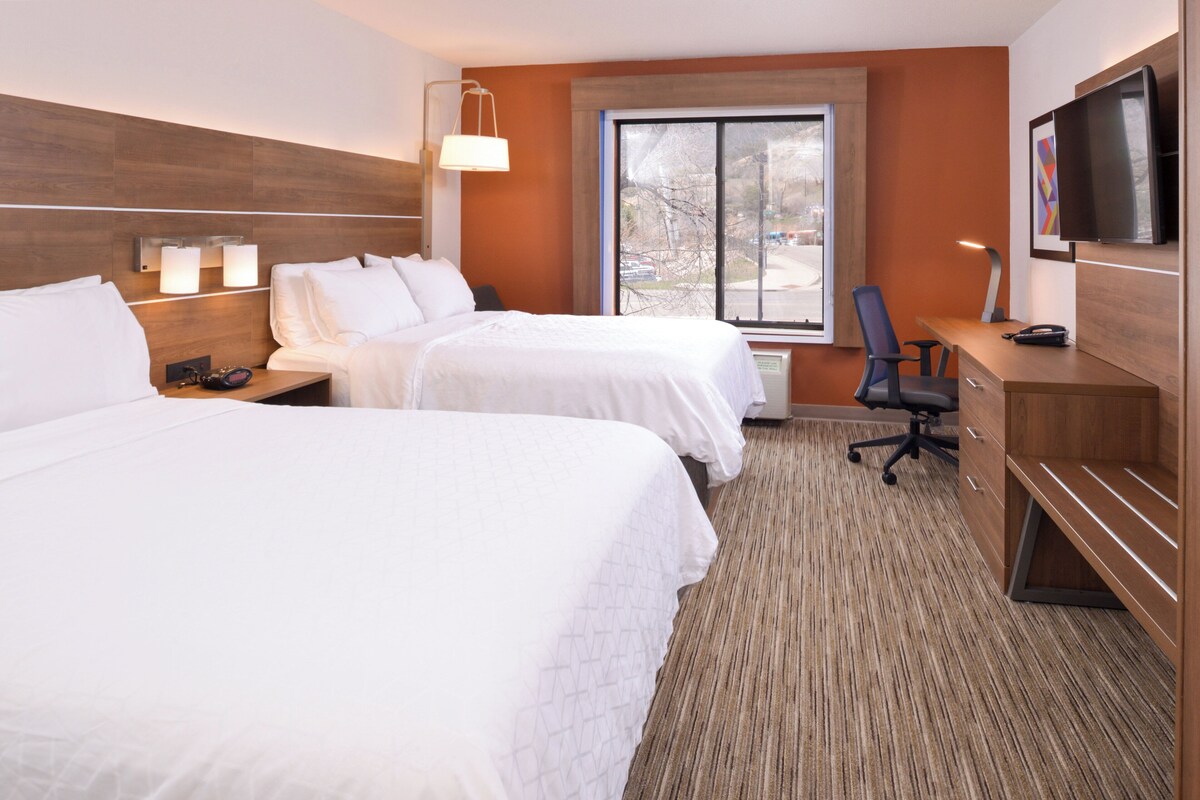 Standard Room, 2 Queen Beds | Premium bedding, pillow-top beds, in-room safe, desk