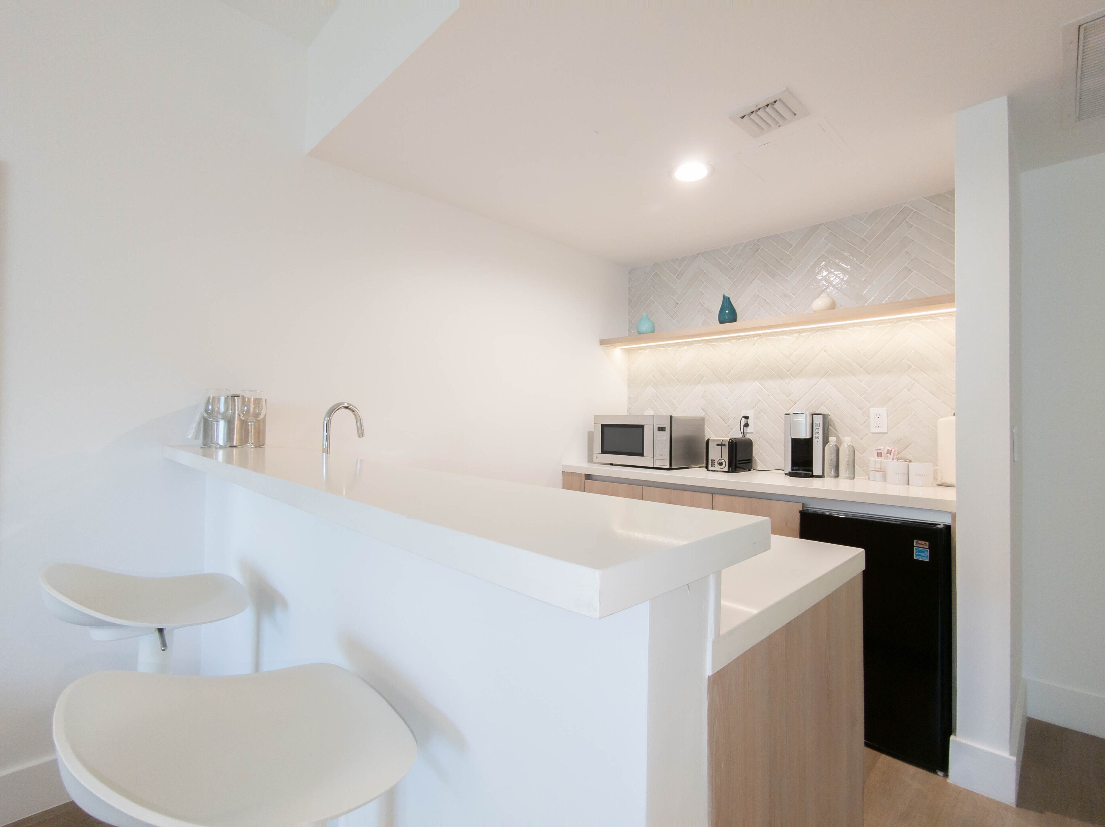 Coffee/tea maker, fridge, microwave, dining table