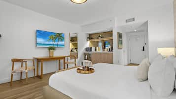 King Studio | Egyptian cotton sheets, premium bedding, pillowtop beds, in-room safe