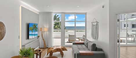 Ático, vistas al mar (BENTLEY) | Zona de estar | Una televisión de pantalla plana, una estación de conexión para iPod