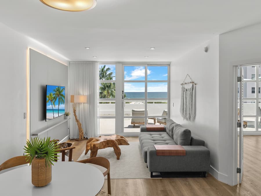 Cobertura, vista para o oceano (BENTLEY) | Área de estar | TV de tela plana, dock para iPod