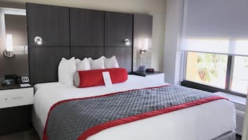 Ropa de cama de alta calidad y caja de seguridad en la habitación