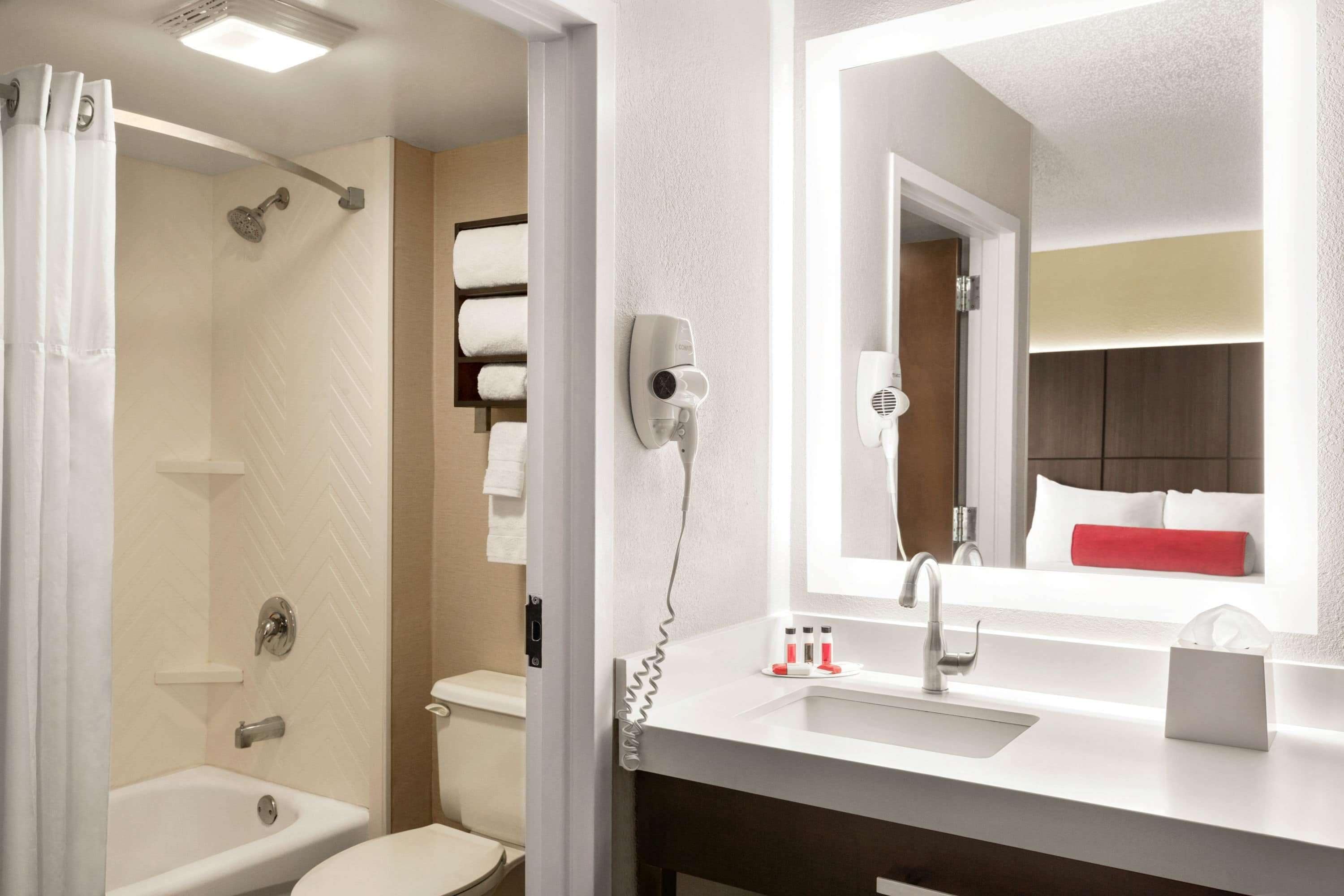 combined shower/bathtub, eco-friendly toiletries, hair dryer, towels