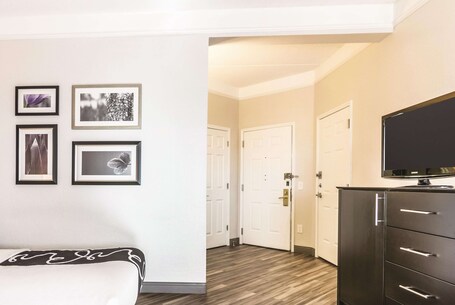 La Quinta Inn Suites by Wyndham Orlando Airport North - Image 50