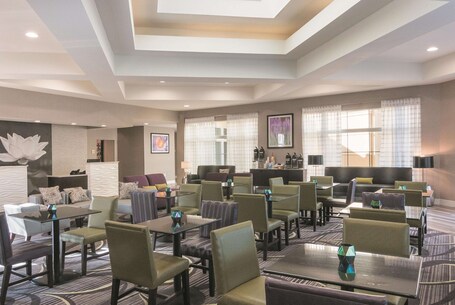 La Quinta Inn Suites by Wyndham Orlando Airport North - Image 31