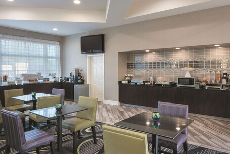 La Quinta Inn Suites by Wyndham Orlando Airport North - Image 18