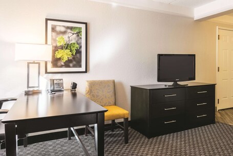 La Quinta Inn Suites by Wyndham Orlando Airport North - Image 40