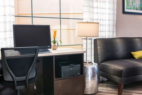 La Quinta Inn Suites by Wyndham Orlando Airport North - Image 39