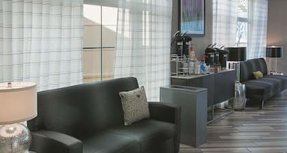 La Quinta Inn & Suites by Wyndham Orlando Airport North