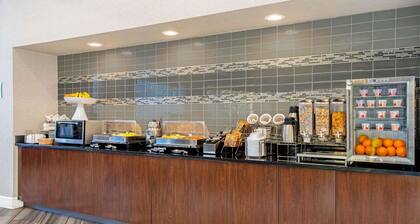 La Quinta Inn & Suites by Wyndham Orlando Airport North