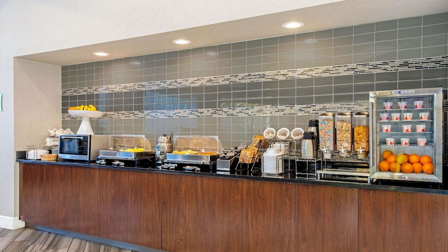 La Quinta Inn & Suites by Wyndham Orlando Airport North