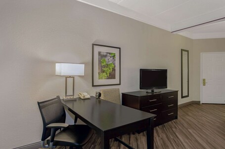 La Quinta Inn Suites by Wyndham Orlando Airport North - Image 54