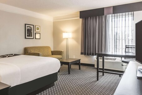 La Quinta Inn Suites by Wyndham Orlando Airport North - Image 77