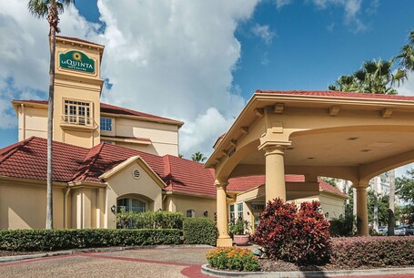 La Quinta Inn Suites by Wyndham Orlando Airport North - Image 7